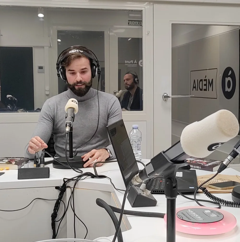 César Pellicer durante una entrevista de radio sobre «La caballería pagana»